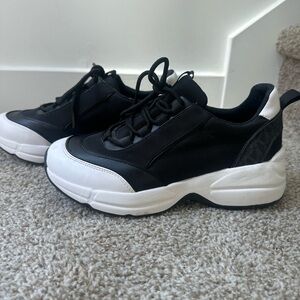 NEW Michael Kors Sneakers Zia Trainer Sneakers Women in Black & White Size 7